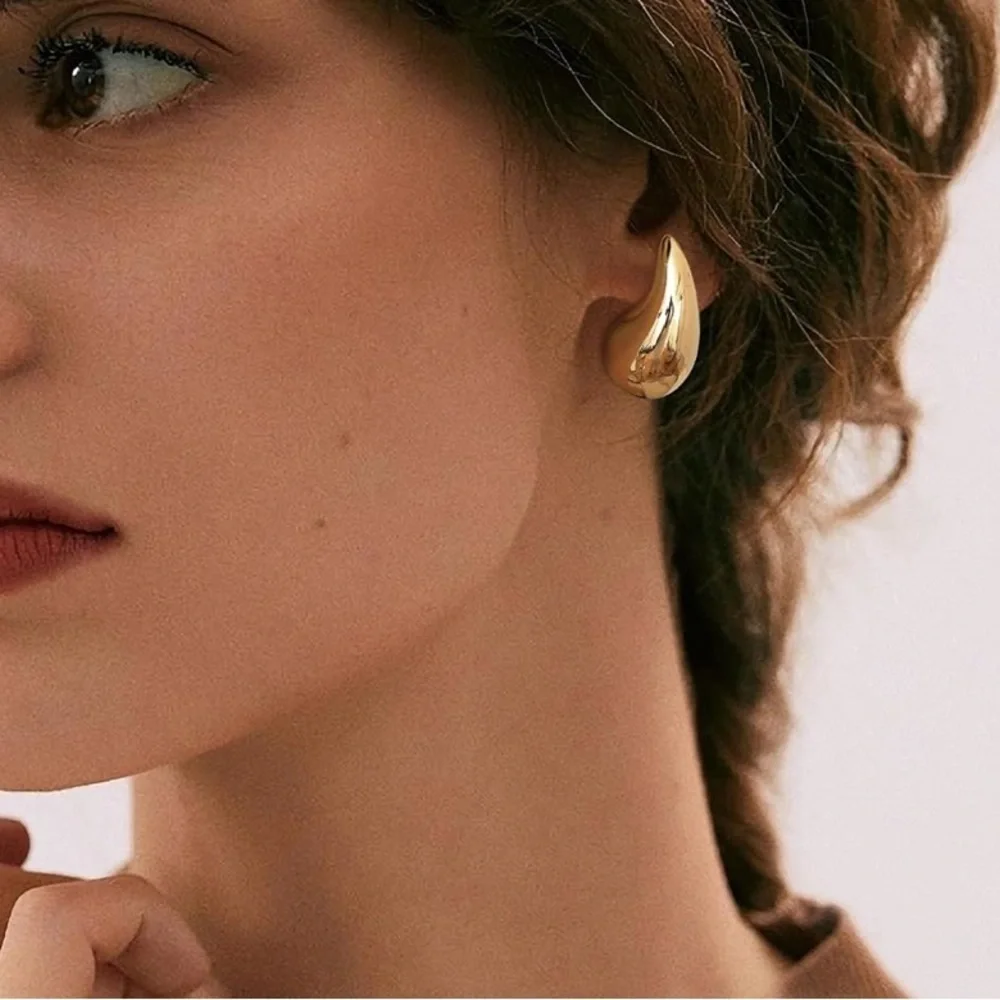 Elegant Gold Tone Teardrop Earrings - Picture 5 of 10